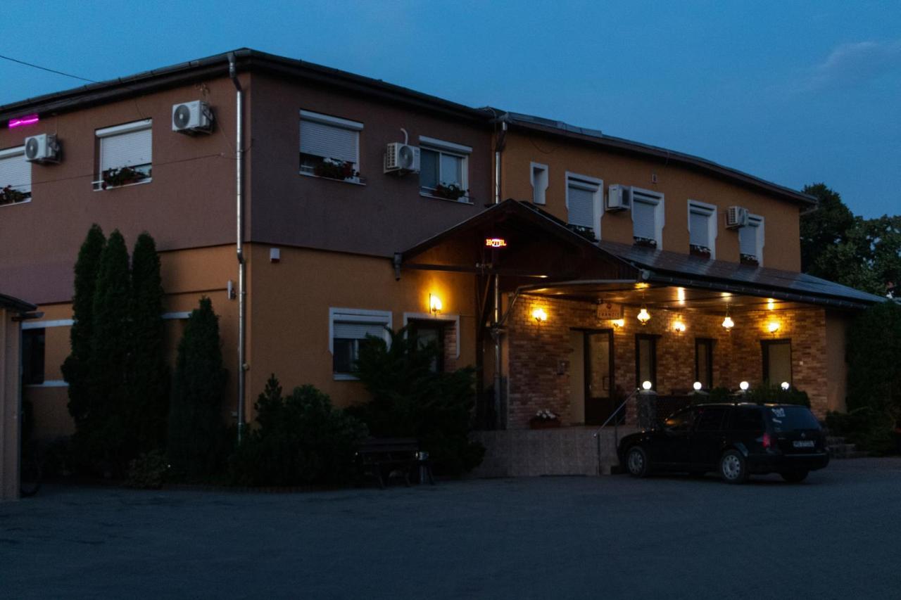 Hotel Tranzit オルドヘユ・セクイエスク エクステリア 写真